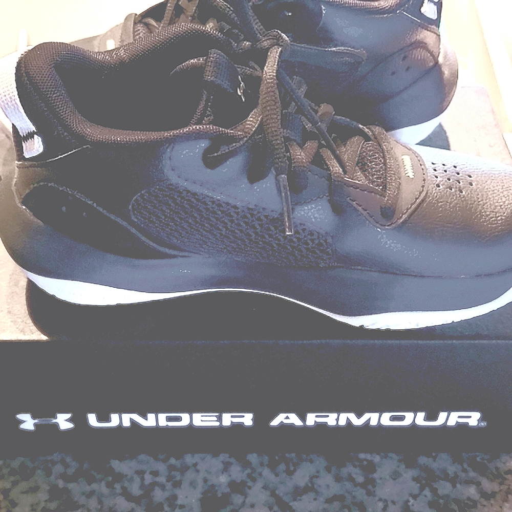 EUCUnder Armour basketball shoes. Sz 1 youth